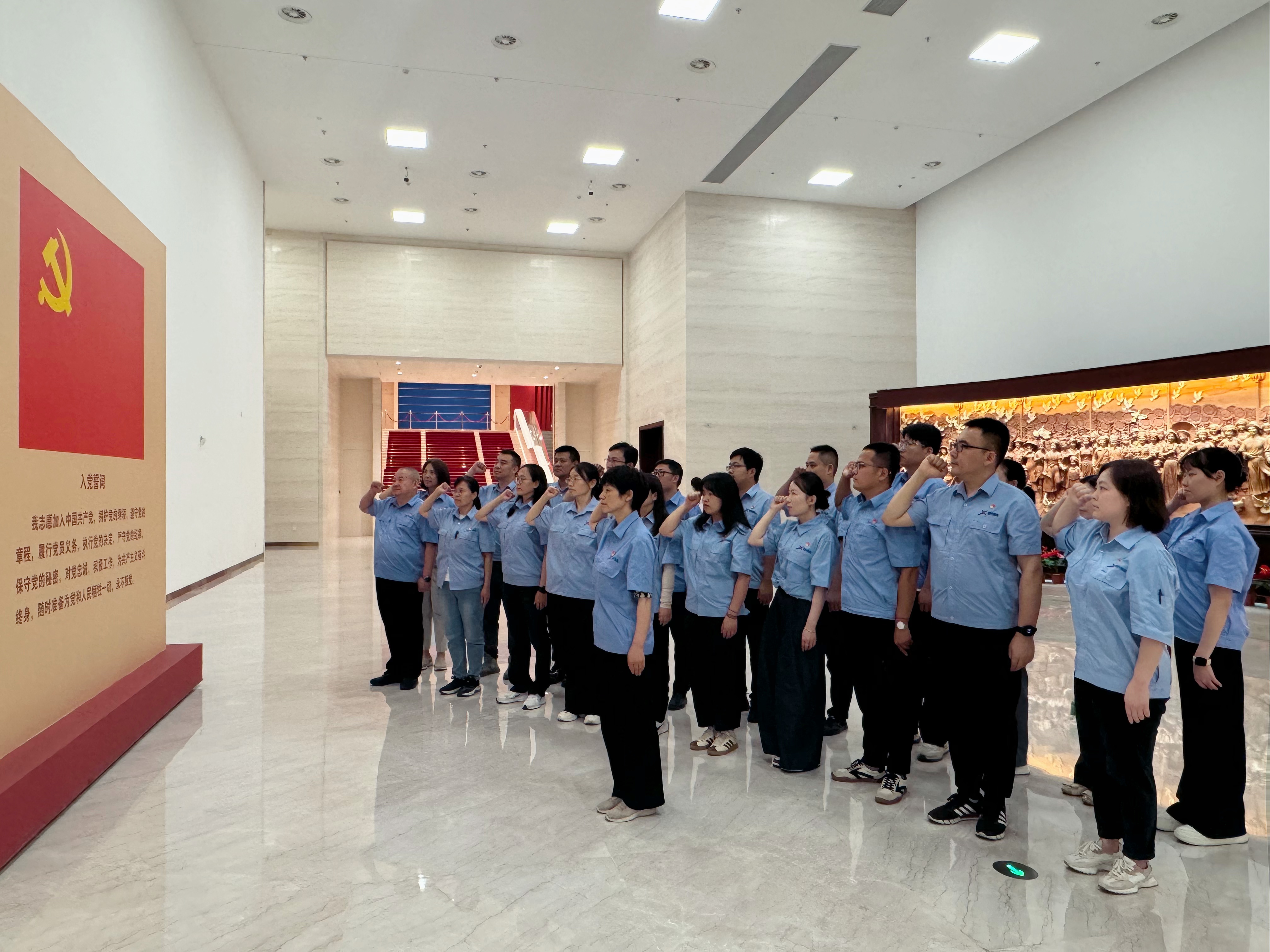 参观党史馆合照-宣誓.jpg